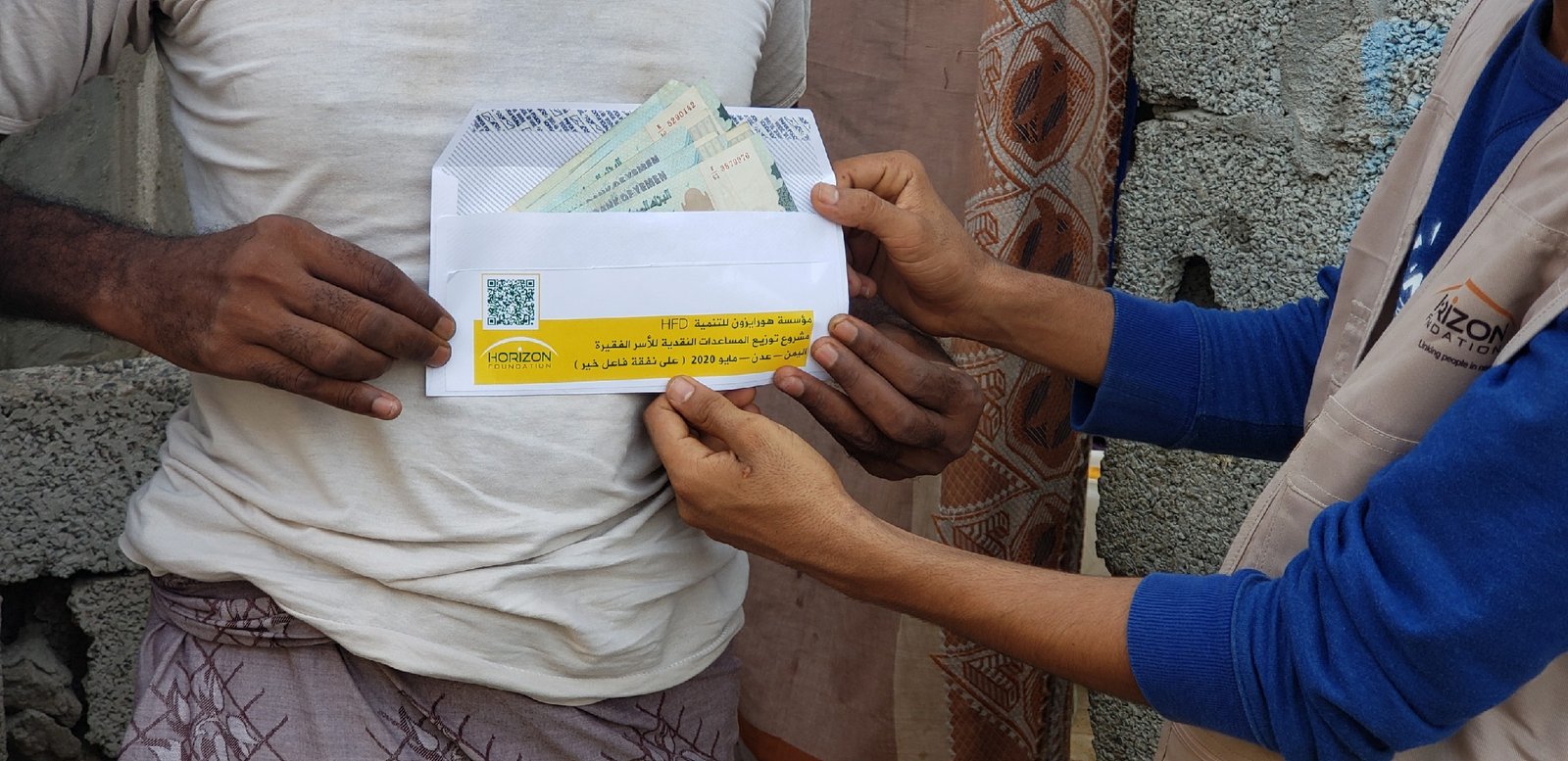 عشرات الاسر الفقيرة والنازحة تستفيد من مشروع المساعدات النقدية
